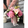 Welurowy flowerbox brudny róż z bukietem gożdzików
